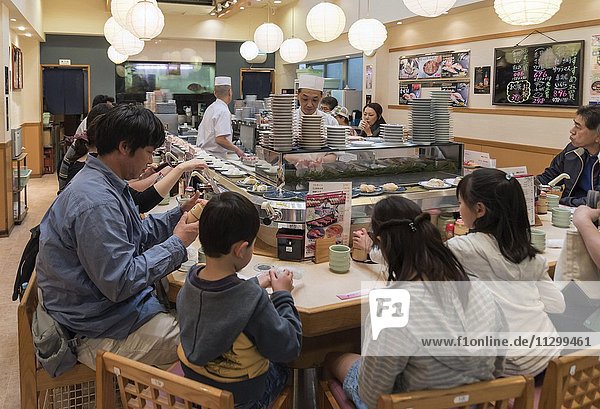 Kaiten-zushi Restaurant mit Sushi auf rotierenden Förderband  Tsukiji-Fischmarkt  Tokio  Japan  Asien