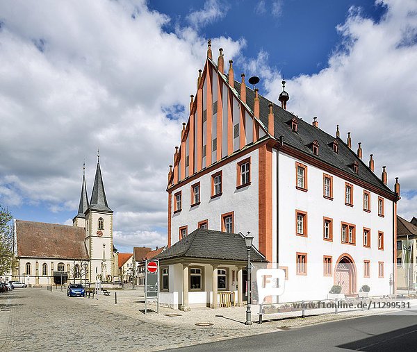 Altes Rathaus am Marktplatz und katholische Stadtpfarrkirche St. Kilian  Haßfurt  Unterfranken  Bayern  Deutschland  Europa