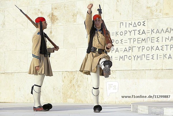 Evzone Soldaten bei der Wachablösung  Athen  Griechenland  Europa