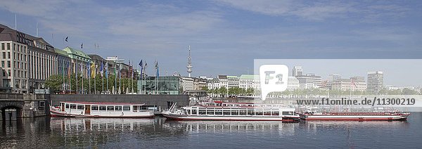 Jungfernstieg mit Binnenalster und Schiffsanleger  Neustadt  Hamburg  Deutschland  Europa