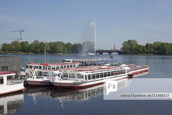 Inner Alster Lake with fountain and Lombardsbrücke  Jungfernstieg  Hamburg  Germany  Europe