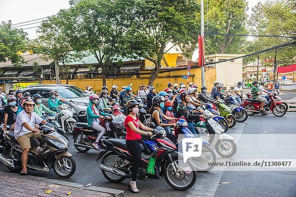Massen an Rollerfahrern warten an einer Ampel  chaotischer Straßenverkehr  Ho-Chi-Minh-Stadt  H? Chí Minh  Vietnam  Asien