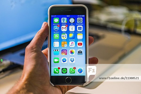 Hand hält iPhone 6S  Home Bildschirm  Startbildschirm mit vielen App-Icons  Apps  Smartphone  Makroaufnahme  Detail  formatfüllend