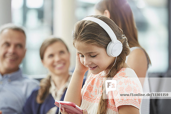 Mädchen hören Musik mit Kopfhörer und mp3-Player