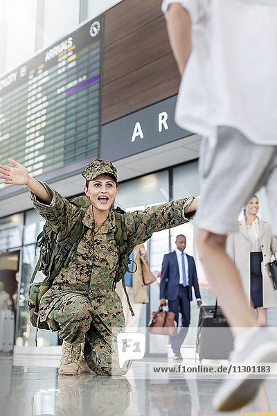 Sohn läuft Begrüßung Mutter Soldat am Flughafen