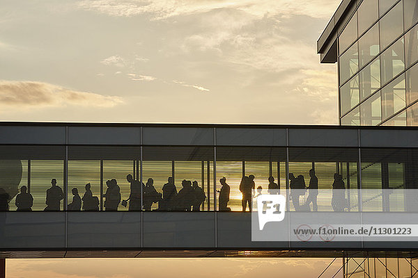 Silhouette Menschen zu Fuß in Flughafen Himmelsbrücke