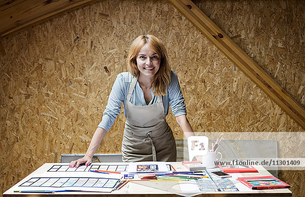 Portrait lächelnder Glasmaler bei der Arbeit im Atelier