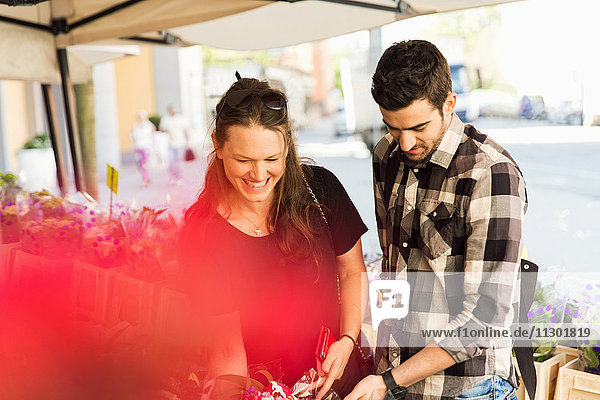 Glückliches Paar beim Einkaufen auf dem Blumenmarkt