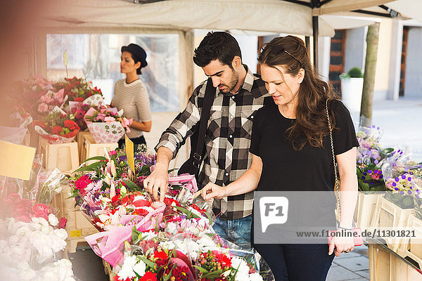 Paar kauft Blumen auf dem Markt