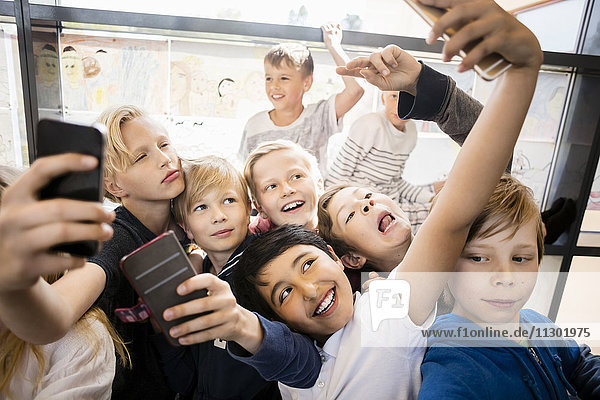 Gruppe von Jungen  die Selfie im Flur nehmen