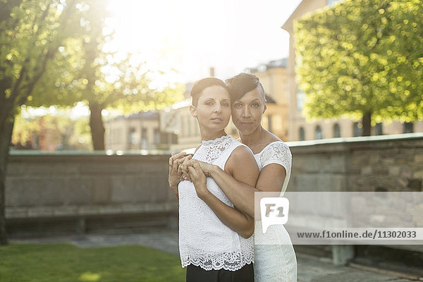 Portrait des jungvermählten lesbischen Paares im Park