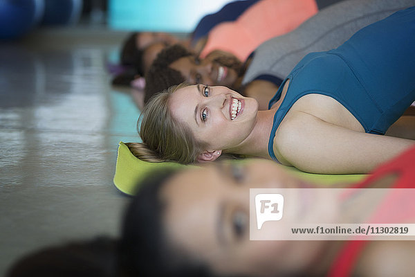 Portrait lächelnde Frauen üben Bridge-Pose im Yoga-Klasse Fitness-Studio