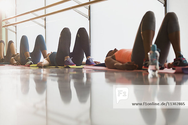 Frauen ruhen auf dem Rücken im Fitnessstudio der Übungsklasse