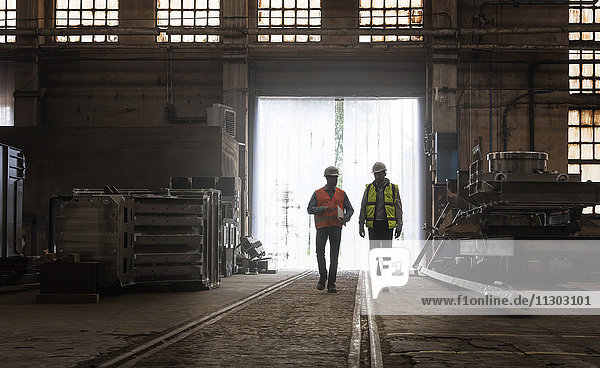 Stahlarbeiter  die in der Fabrik spazieren gehen