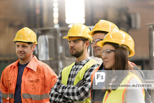 Stahlarbeiter beim Zuhören in der Fabrik