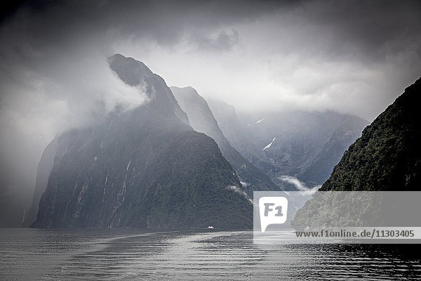 Wolken und Nebel um die Klippen Milford Sound Südinsel Neuseeland