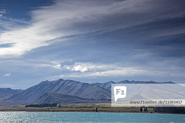 Berge jenseits des sonnigen Sees Lake Tekapo Südinsel Neuseeland