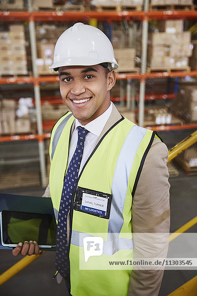 Porträt lächelnder Manager mit digitalem Tablet in einem Vertriebslager