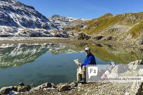 Wanderer an den Seen Lais da Rims im Gebiet Lischana  Unterengadin  Schweiz.
