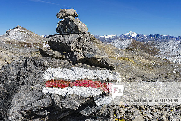 Wegweiser und Steinmännchen auf dem Pass Fuorcla da Rims in der Region Lischana  Unterengadin  Schweiz.