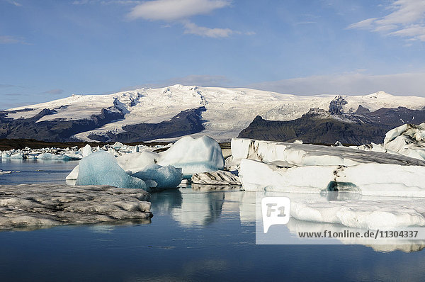 Gletschersee Jökulsarlon mit Eisbergen im Süden Islands.