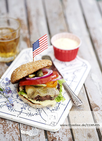 Burger mit amerikanischer Flagge