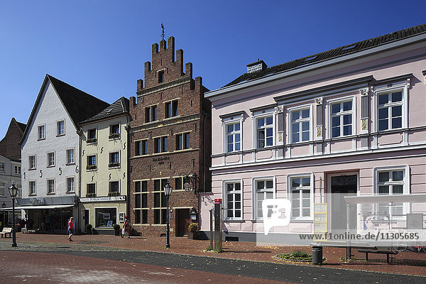 Häuser auf dem Holzmarkt von Rheinberg  Niederrhein  Nordrhein-Westfalen