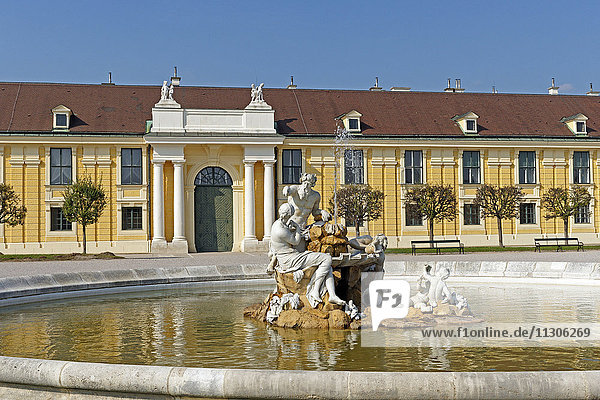 Castle  Schönbrunn  forecourt  fountain