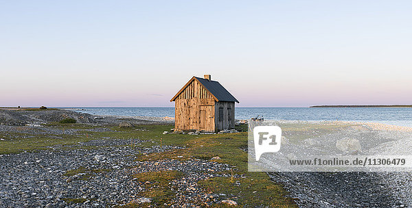 Holzhaus an der Küste