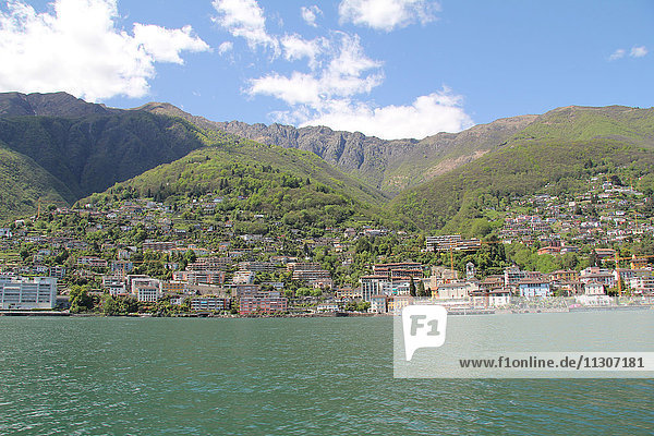 Schweiz  Europa  Tessin  Brissago  Lago Maggiore  Ufer  Häuser  Wohnungen  See