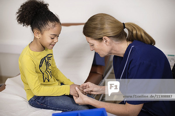Arzt überprüft Mädchenhand