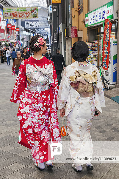 Japan  Honshu  Tokio  Asakusa  Mädchen im Kimono