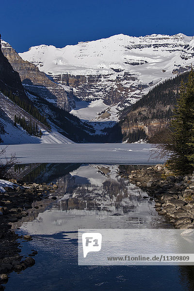 Lake Louise  Banff  Nationalpark  Alberta  Kanada  See  Berge  Landschaft  gefroren