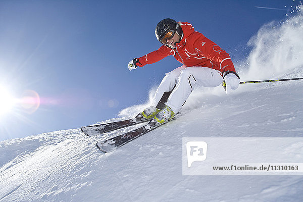 Frau  Ski  Skifahren  Carving  Österreich  Sport  Winter