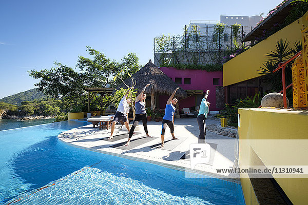 Yoga-Gruppentraining in der Villa am Meer