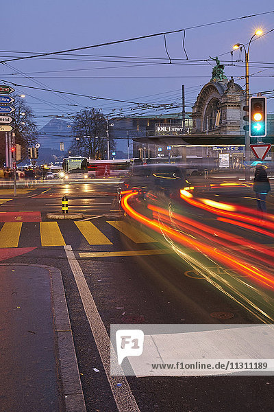Luzern  Luzern  Schweiz  Europa  Stadt  Stadt  Verkehr  Auto  Automobil  blaue Stunde  Abenddämmerung  Dämmerung  Häuser  Häuser  Lichter  Bahnhof  bei Nacht  Nacht
