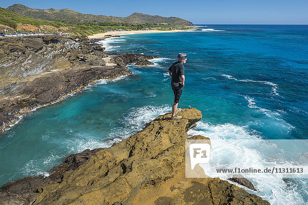 USA  Hawaii  Oahu  Südküste  Halona Blowhole Lookout  Mann auf Aussichtspunkt MR