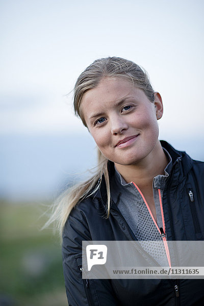 Porträt einer lächelnden jungen Frau auf einem Feld