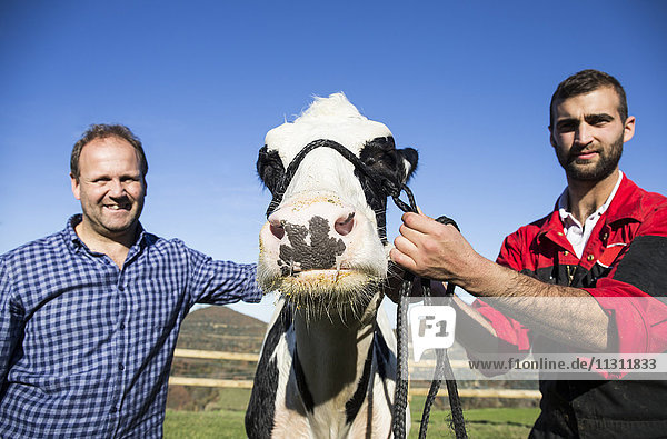 Portrait von zwei Bauern mit Kuh