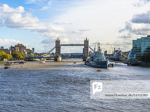 UK London Blick auf das Museumsschiff HMS Belfast auf der Themse mit Tower Bridge im Hintergrund