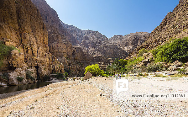 Oman  Menschen  die im Wadi Tiwi wandern