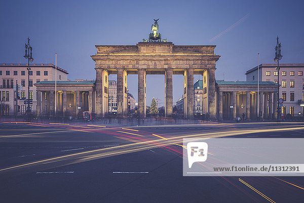 Deutschland  Berlin  Brandenburger Tor  Ort des 18. März abends zur Weihnachtszeit