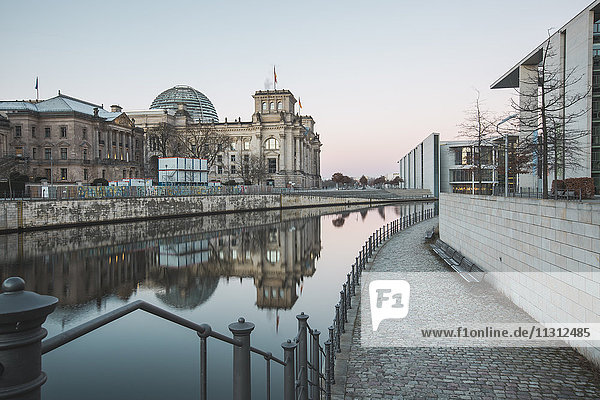 Deutschland  Berlin  Blick auf Reichstag  Paul-Löbe-Gebäude und Spree bei Morgenlicht