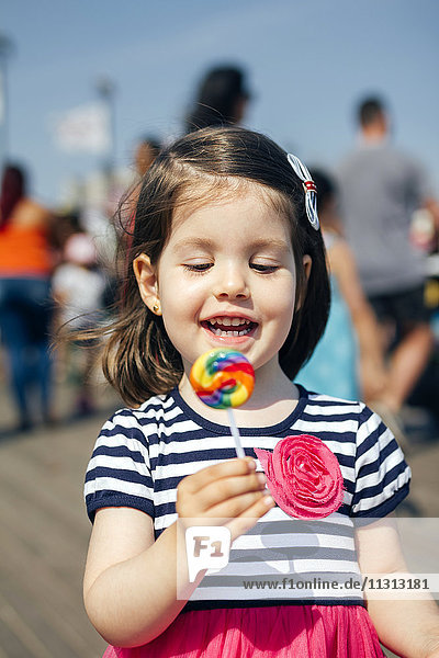 USA  New York  Coney Island  glückliches kleines Mädchen mit Lolli