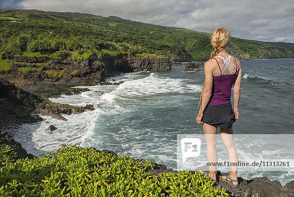 USA  Vereinigte Staaten  Amerika  Hawaii  Maui  Hana  Mädchen im Haleakala National Park  Oheo Gulch  MR