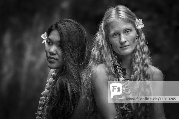 USA  Vereinigte Staaten  Amerika  Hawaii  Maui  Hana  zwei Frauen kaukasisch und polynesisch am Wasserfall  MR