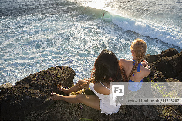 USA  Vereinigte Staaten  Amerika  Hawaii  Maui  Insel  Kapalua  Honolua Bay  junge Frauen beim Surfen beobachten  MR 0540  0539