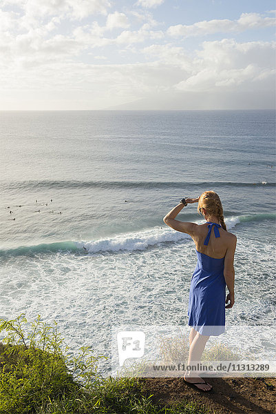 USA  Vereinigte Staaten  Amerika  Hawaii  Maui  Insel  Kapalua  Honolua Bay  Mädchen im blauen Kleid beobachtet Surfer  MR 0540