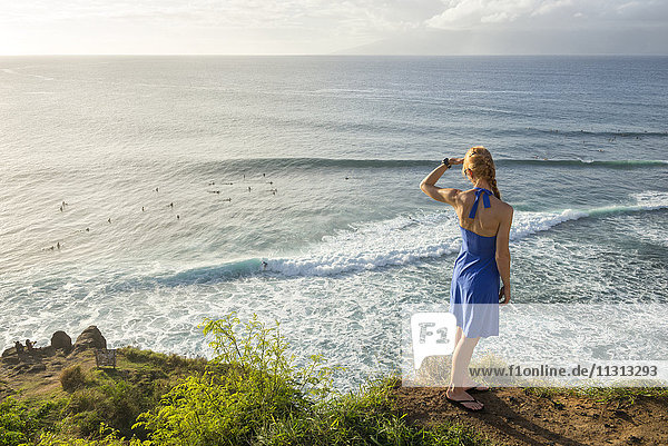 USA  Vereinigte Staaten  Amerika  Hawaii  Maui  Insel  Kapalua  Honolua Bay  Frau beobachtet Surfer  MR 0540