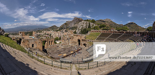 Antikes griechisches Theater mit Blick auf den Ätna
